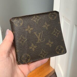 Authentic Louis Vuitton men’s bilfold monogram wallet